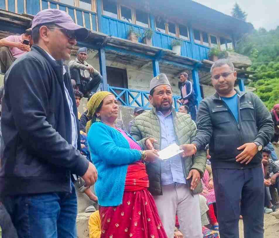 धराली में 98 आपदा प्रभावित परिवारों को मिली 5-5 लाख रुपये की तत्कालिक सहायता