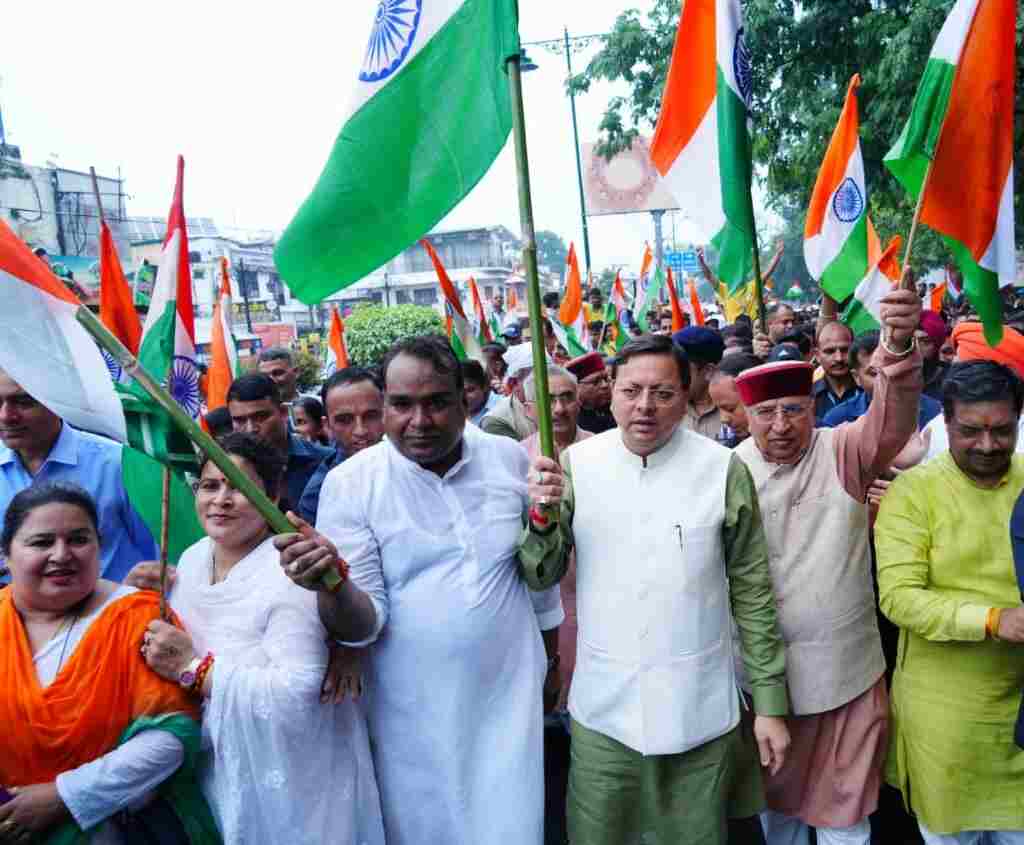 सीएम धामी ने जनप्रतिनिधियों, हजारों युवाओं, छात्र-छात्राओं, महिलाओं एवं बच्चों के साथ तिरंगा यात्रा का किया नेतृत्व