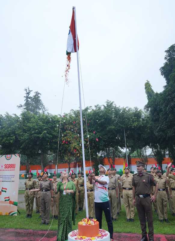 एसजीआरआर विश्वविद्यालय में हर्षोल्लास के साथ मनाया गया स्वतंत्रता दिवस