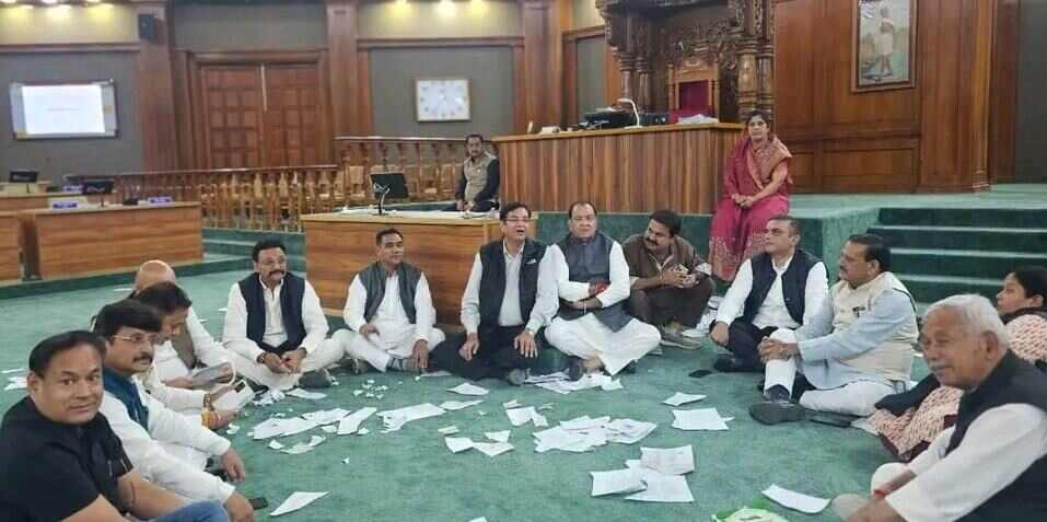 विधानसभा में विपक्ष का हंगामा, कार्यसूची फाड़ी, सचिव की मेज पलटी, माइक तोड़ा