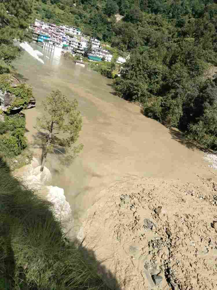 स्यानाचट्टी में यमुना में बनी झील, कई होटलों और घरों में भरा पानी
