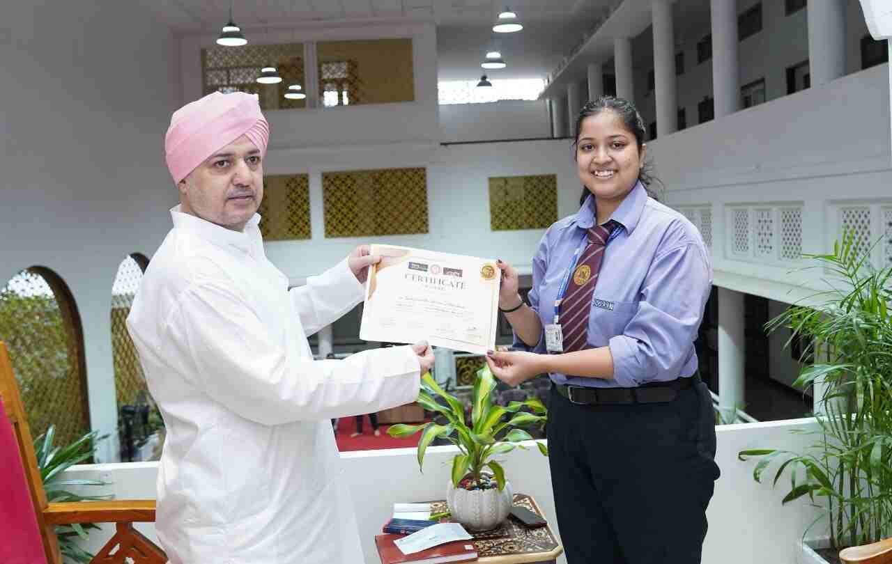 एसजीआरआरयू की मेधावी छात्रा हंसिका सक्सेना सम्मानित