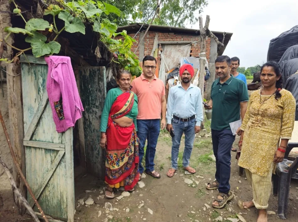 अत्यधिक बारिश से प्रभावित क्षेत्रों का एसडीएम ने किया निरीक्षण