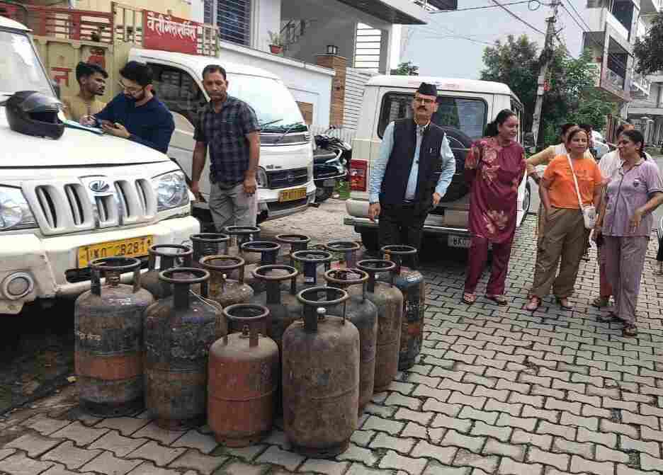 अवैध गैस रिफिलिंग पर जिला प्रशासन सख्त, 34 सिलेंडर जब्त