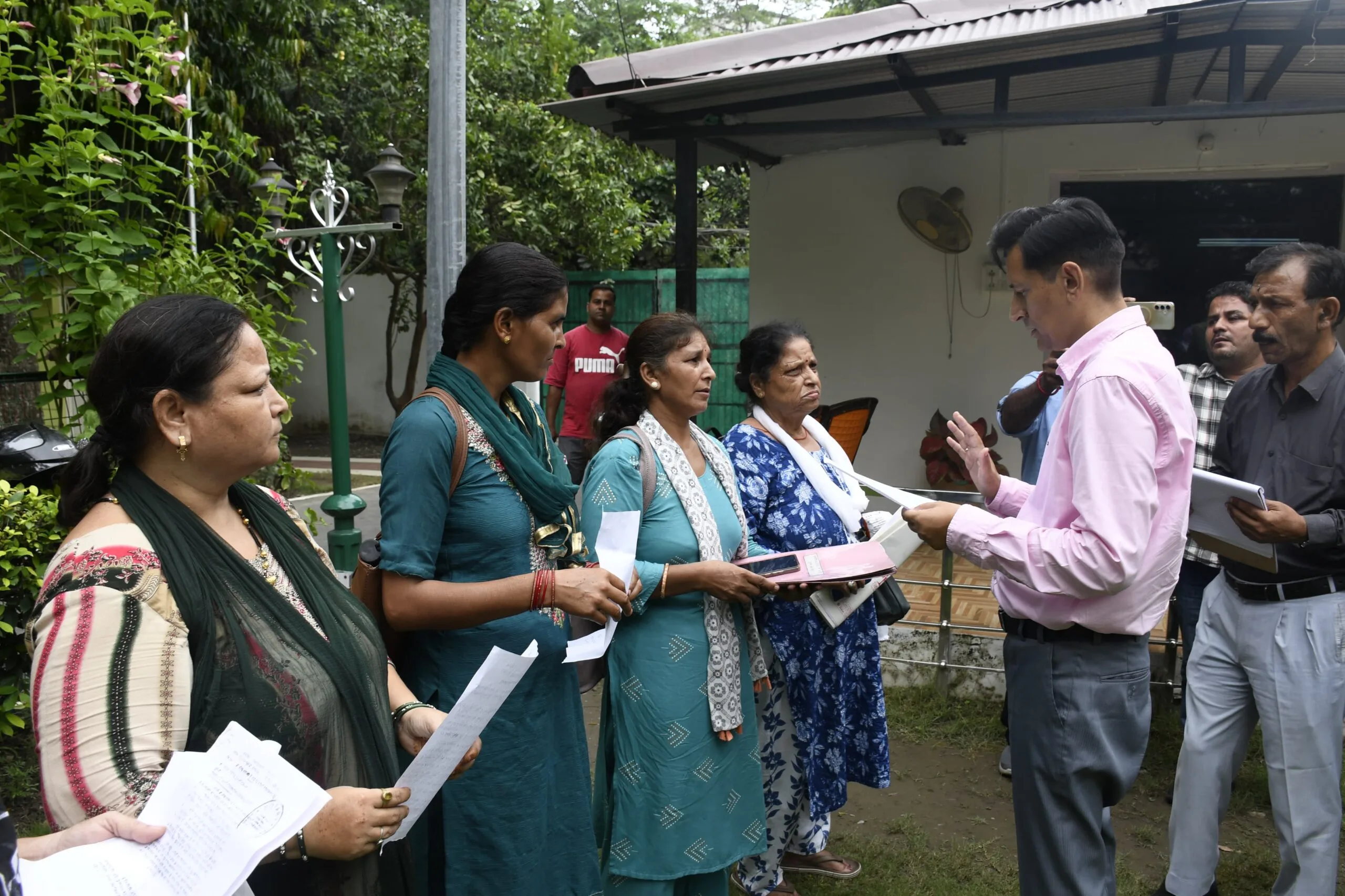 आयुक्त दीपक रावत ने जनसुनवाई में सुनी जनता की समस्याएं, मौके पर दिए समाधान के निर्देश