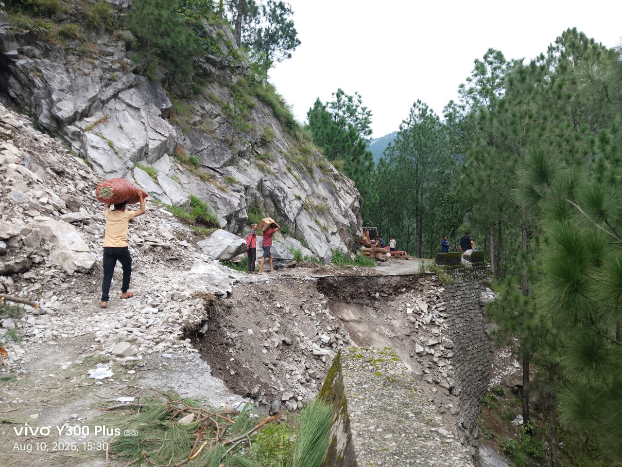 एक हफ्ते से बंद बबियाड–दुदुली–अमदो मोटरमार्ग, ग्रामीणों का फूटा गुस्सा