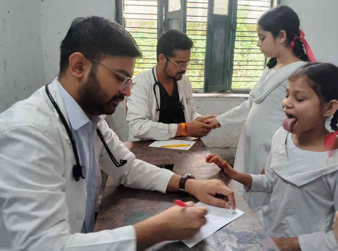 एममकेपी इंटर कॉलेज में श्री महंत इन्दिरेश अस्पताल का निःशुल्क स्वास्थ्य शिविर