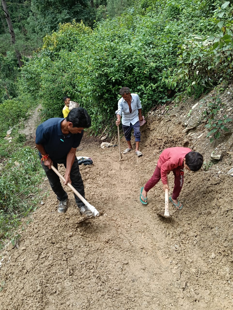खनस्यूं–रीखाकोट मोटर मार्ग पर पुल का काम दो साल से अधूरा, ग्रामीणों ने खुद बनाया रास्ता