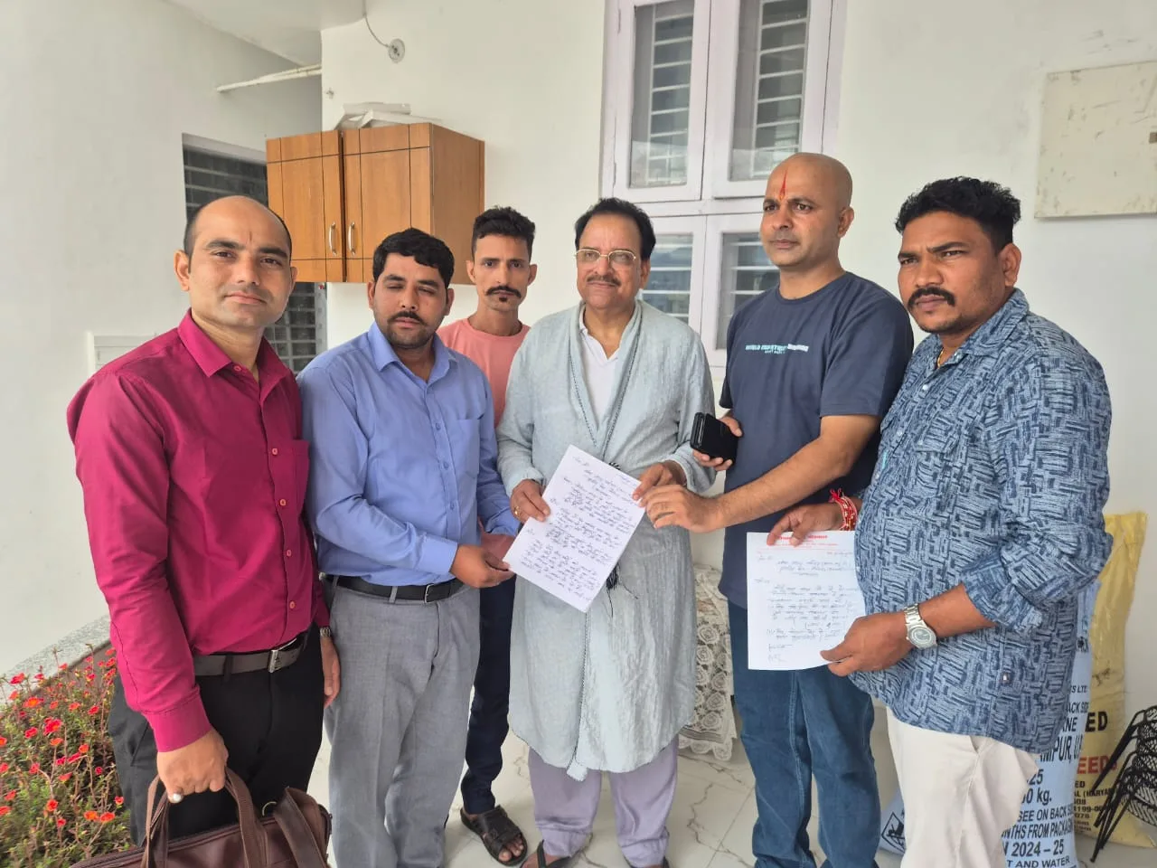 ग्रामीणों ने सांसद से लगाई गुहार, बोले– सड़कें बनीं मौत का गड्ढा