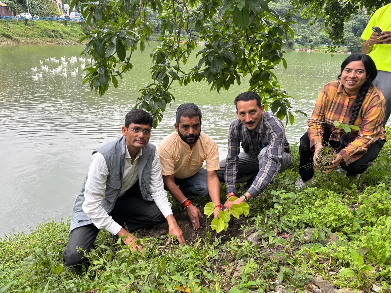झील किनारे वृक्षारोपण कर मनाया पूरन बृजवासी ने अनूठा जन्मदिन