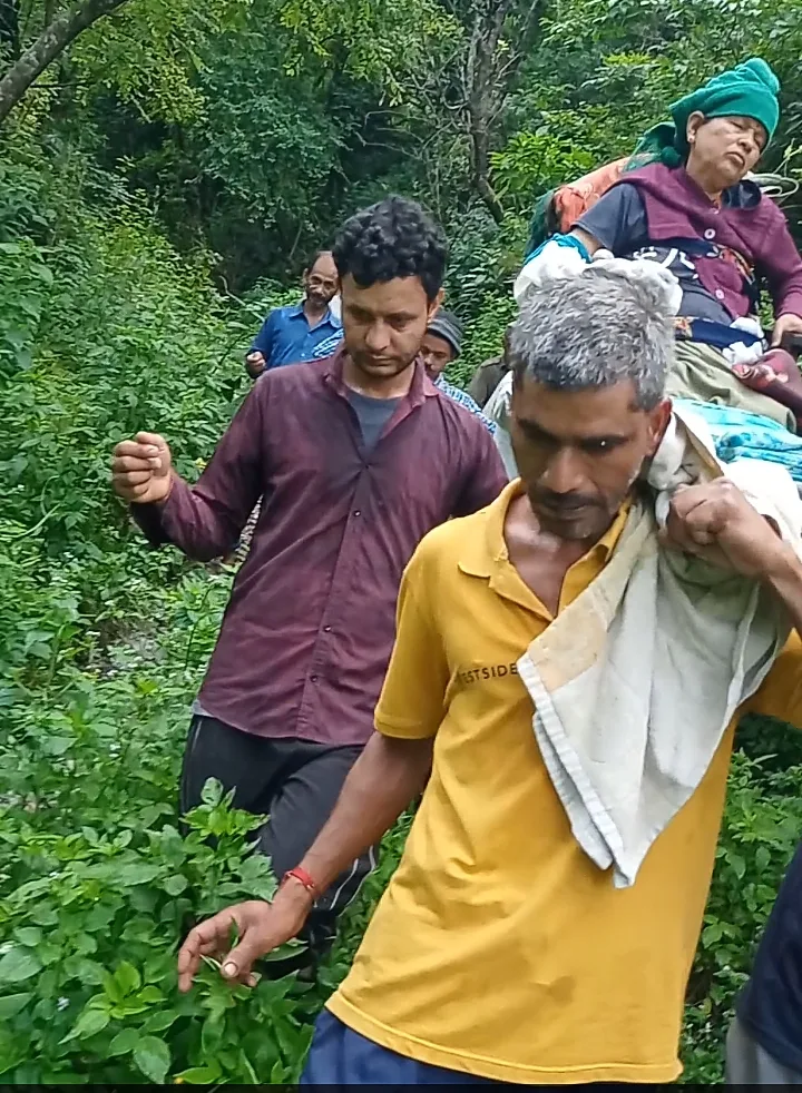 डोली से नदी पार कर अस्पताल पहुंची बीमार महिला