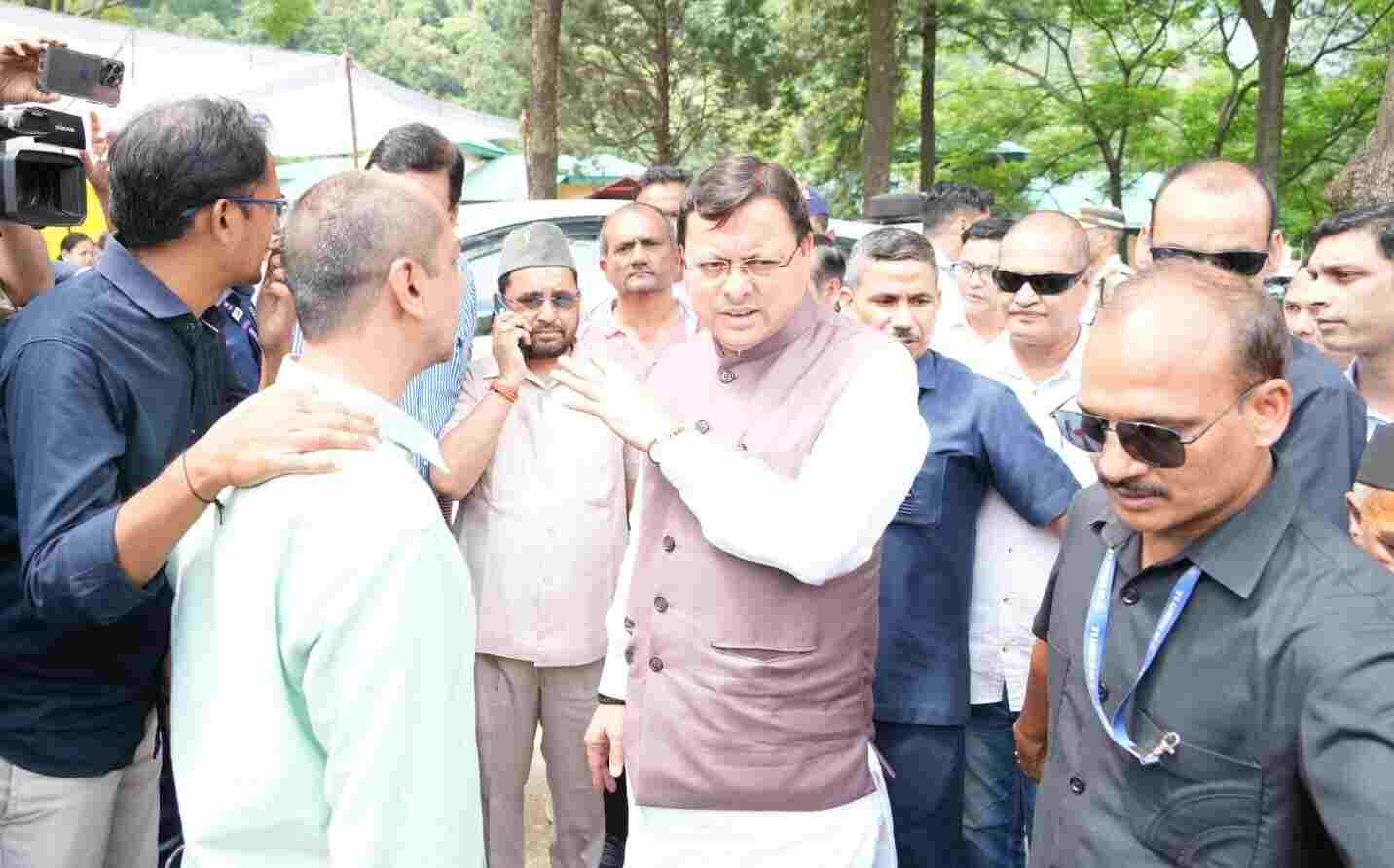 तीसरे दिन भी आपदा प्रभावित क्षेत्र में डटे रहे मुख्यमंत्री धामी