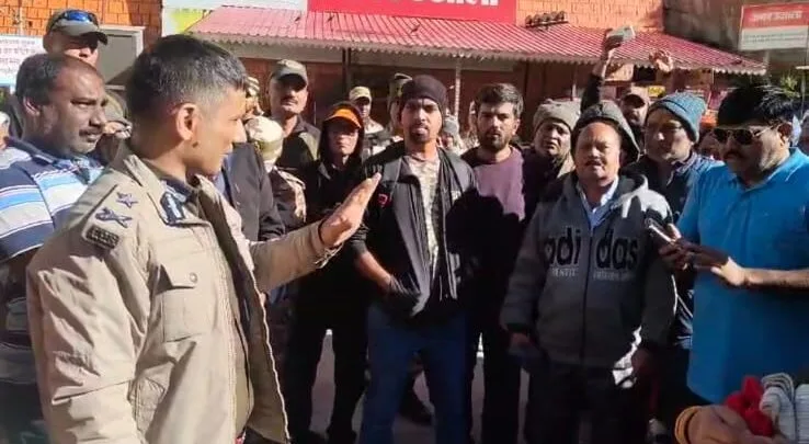 धराली आपदाः प्रभावितों की मदद के लिए ग्राउंड जीरो पर उतरे IG अरुण मोहन जोशी