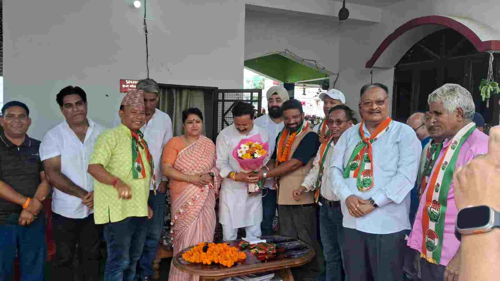 धर्मपुर में पूर्व प्रधान ने अपने कई समर्थकों के साथ भाजपा छोड़ कांग्रेस का हाथ थामा