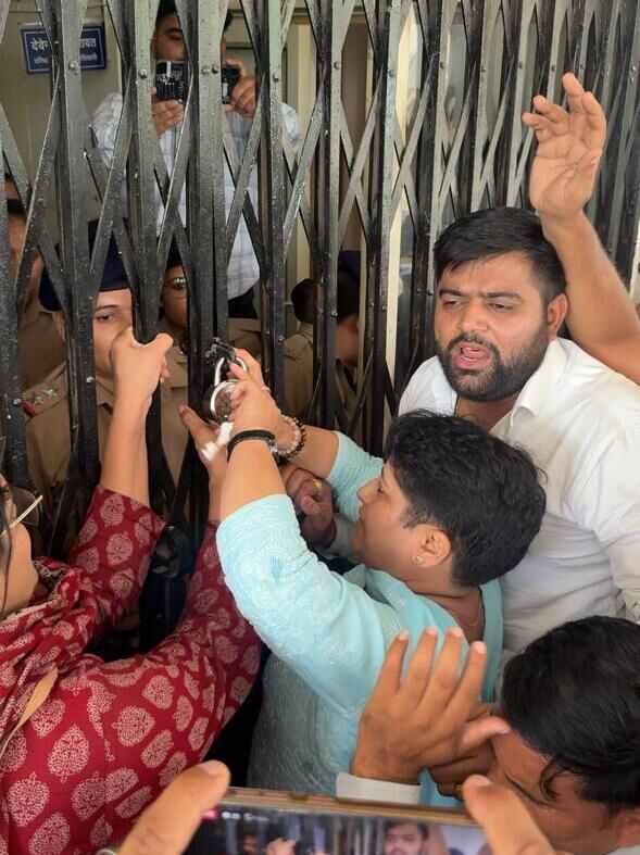 धर्मपुर विधानसभा क्षेत्र की बदहाल सड़कों पर फूटा महिला कांग्रेस का गुस्सा