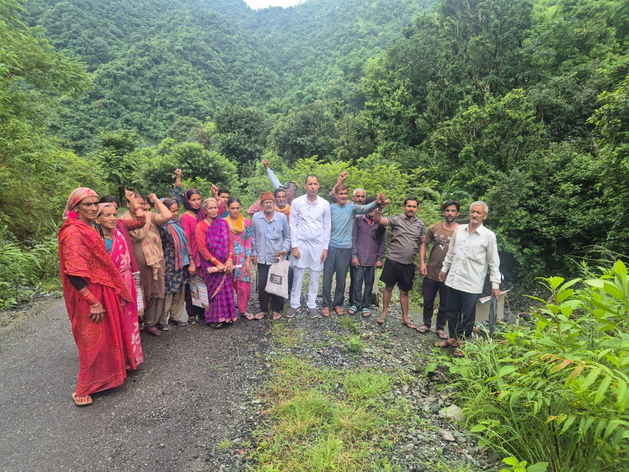 नाले की कटान से ग्रामीण भयभीत, सड़क पर उतर आए