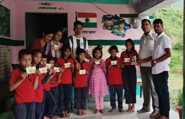 प्राथमिक विद्यालय कुंवा में बच्चों को बीजयुक्त राखियां वितरित