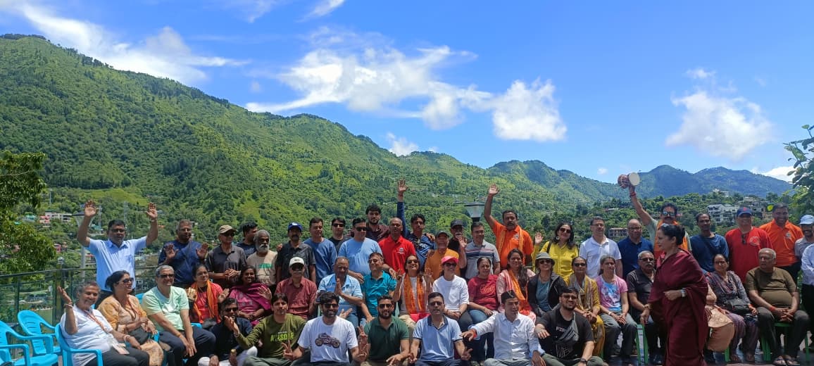 भीमताल पहुंचने पर फूल मालाओं से यात्रियों का स्वागत