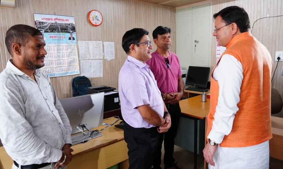 मुख्यमंत्री ने विधानसभा में कई कार्यालयों का किया निरीक्षण