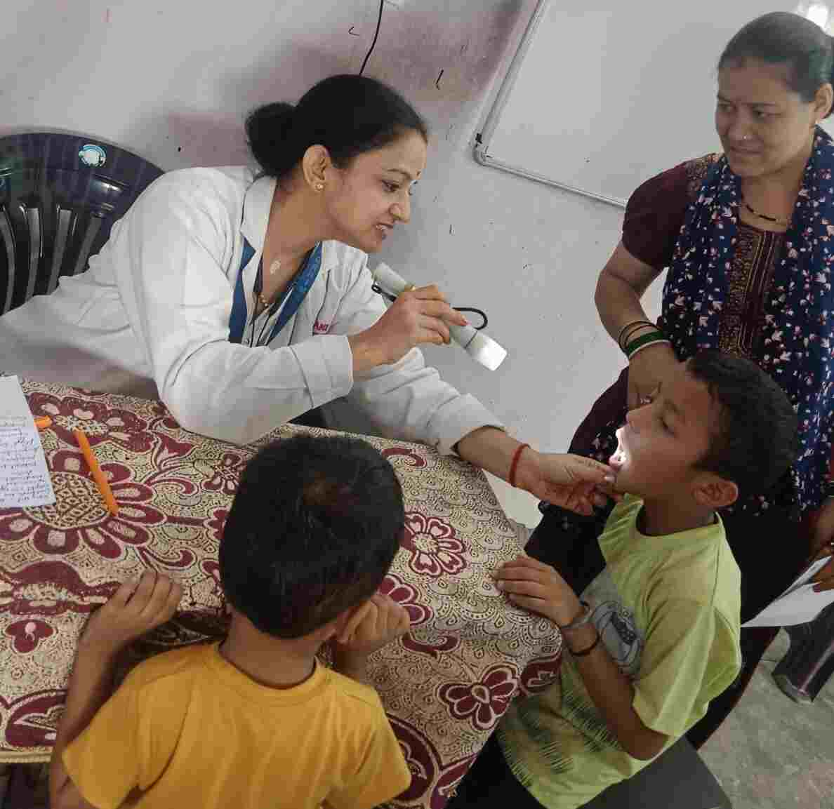 श्री महंत इन्दिरेश अस्पताल के निःशुल्क स्वास्थ्य शिविर का 205 रोगियों ने उठाया लाभ