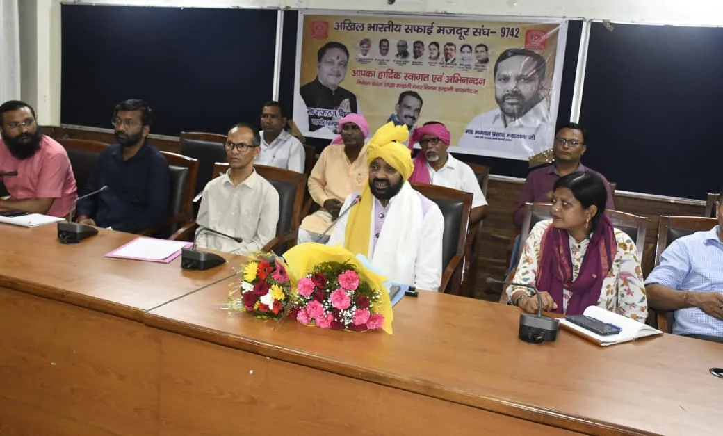 सफाई कर्मचारियों के हितों की योजनाओं का लाभ अंतिम छोर तक पहुंचे – मकवाना