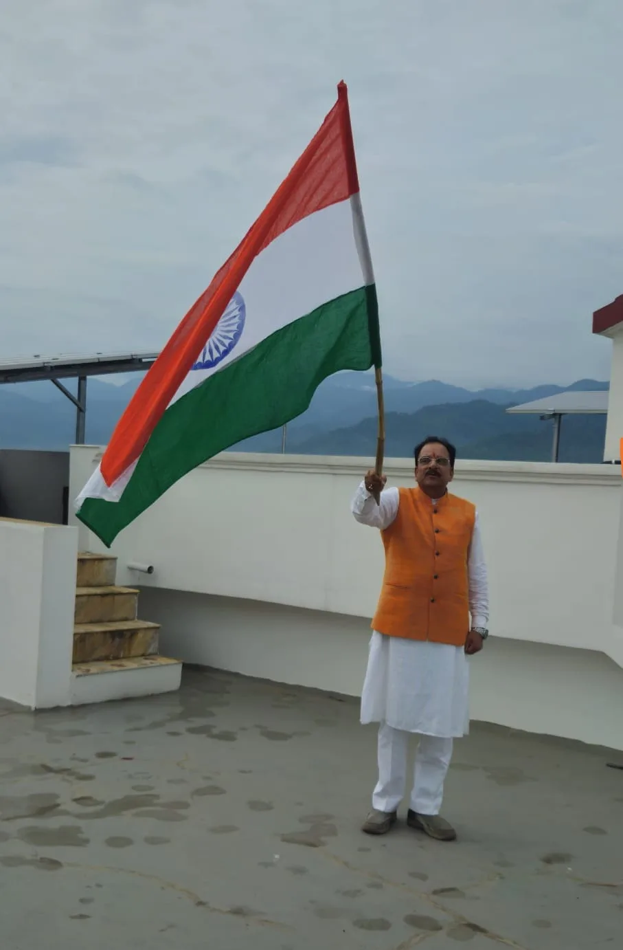 हर घर तिरंगा अभियान के तहत सांसद अजय भट्ट ने फहराया तिरंगा