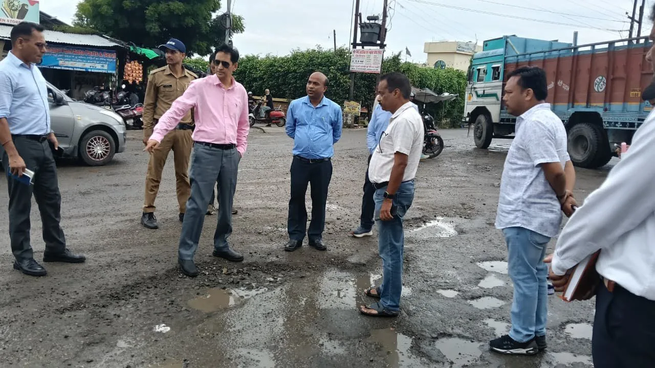 हल्द्वानी शहर की टूटी सड़कों का आयुक्त ने किया निरीक्षण, जल्द दुरुस्ती के दिए निर्देश