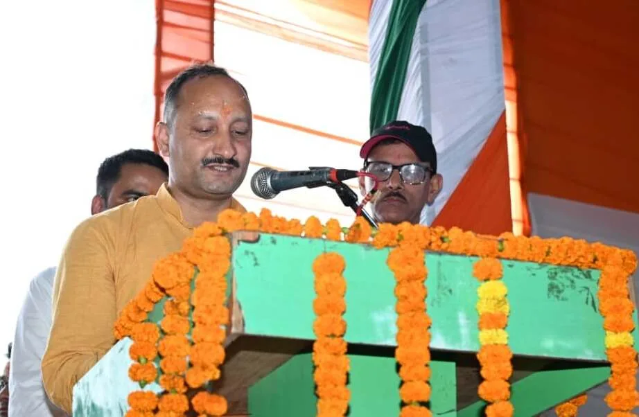 उत्तरकाशी के नवनिर्वाचित जिला पंचायत अध्यक्ष रमेश चौहान ने ली शपथ