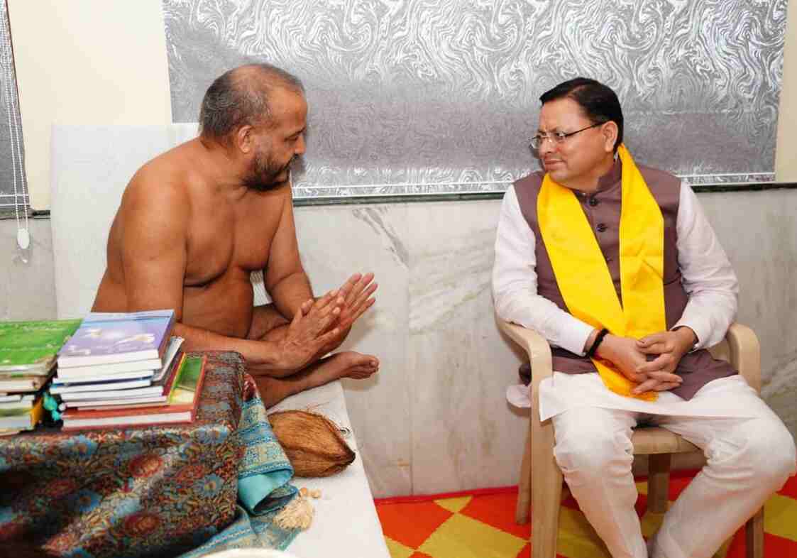 मुख्यमंत्री धामी ने जैन समाज सम्मेलन में जैन धर्म गुरुओं का लिया आशीर्वाद