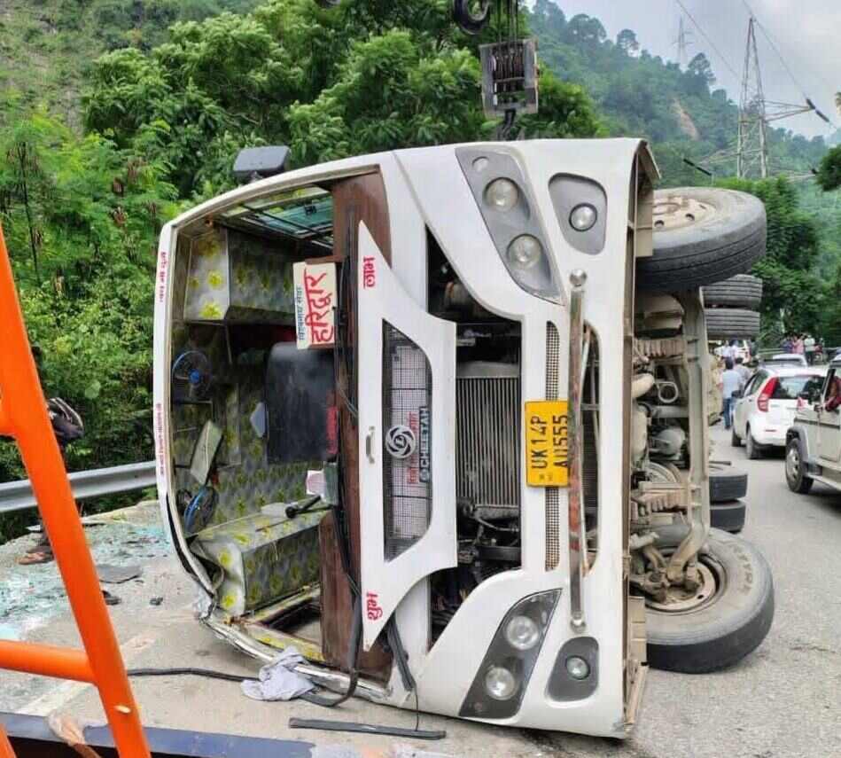 यात्रियों से भरी बस सड़क पर पलटी, दो लोगों की मौत, 12 घायल