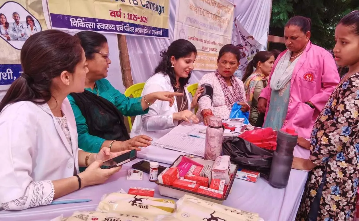 नौगांव में बहुउद्देशीय शिविर में स्वास्थ्य विभाग ने किशोरियों को बांटे सेनेटरी पैड