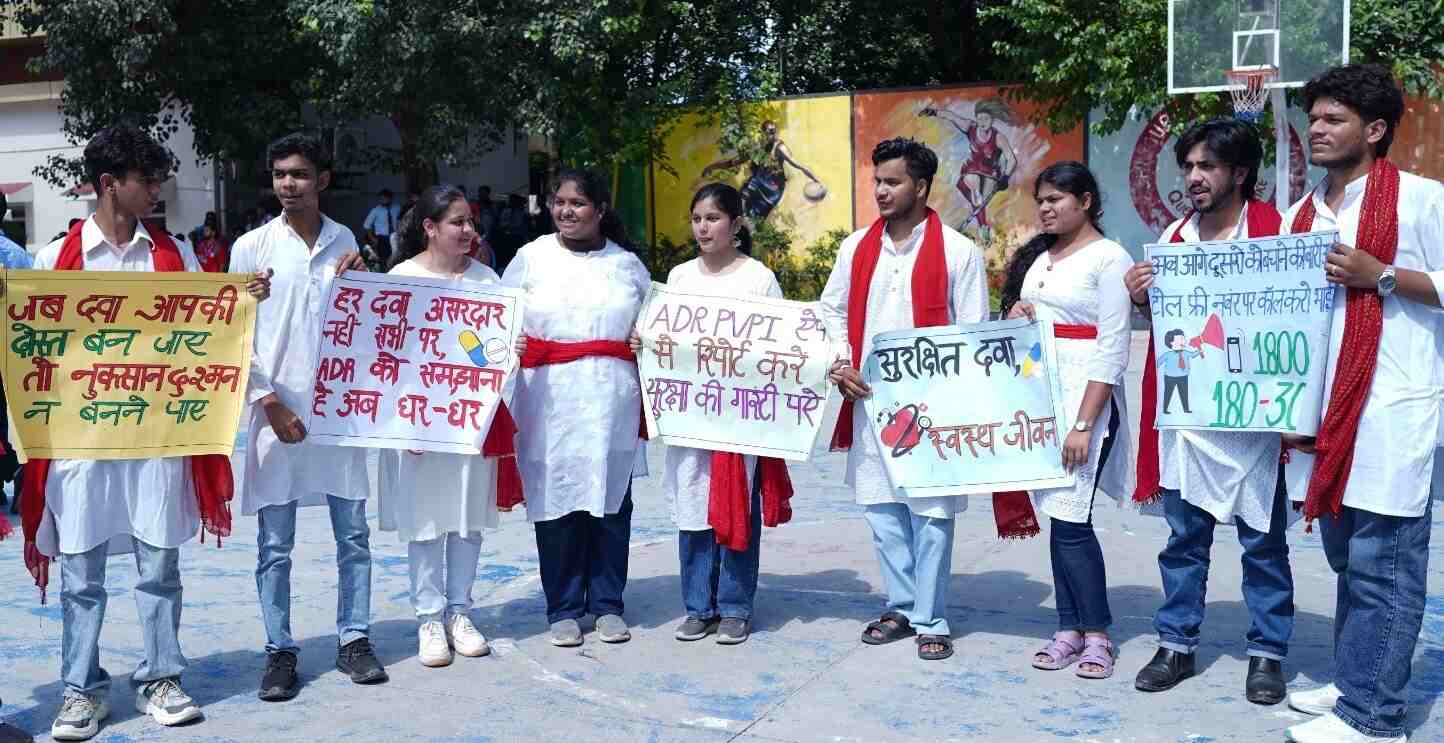 SGRRU में छात्र-छात्राओं ने दी सुरक्षित दवा उपयोग की सीख