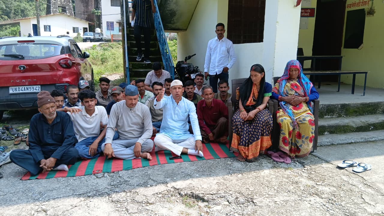 4 माह बाद भी नहीं खुला जितेंद्र बोरा हत्याकांड, आक्रोशित लोगों ने खनस्यु थाने में दिया धरना