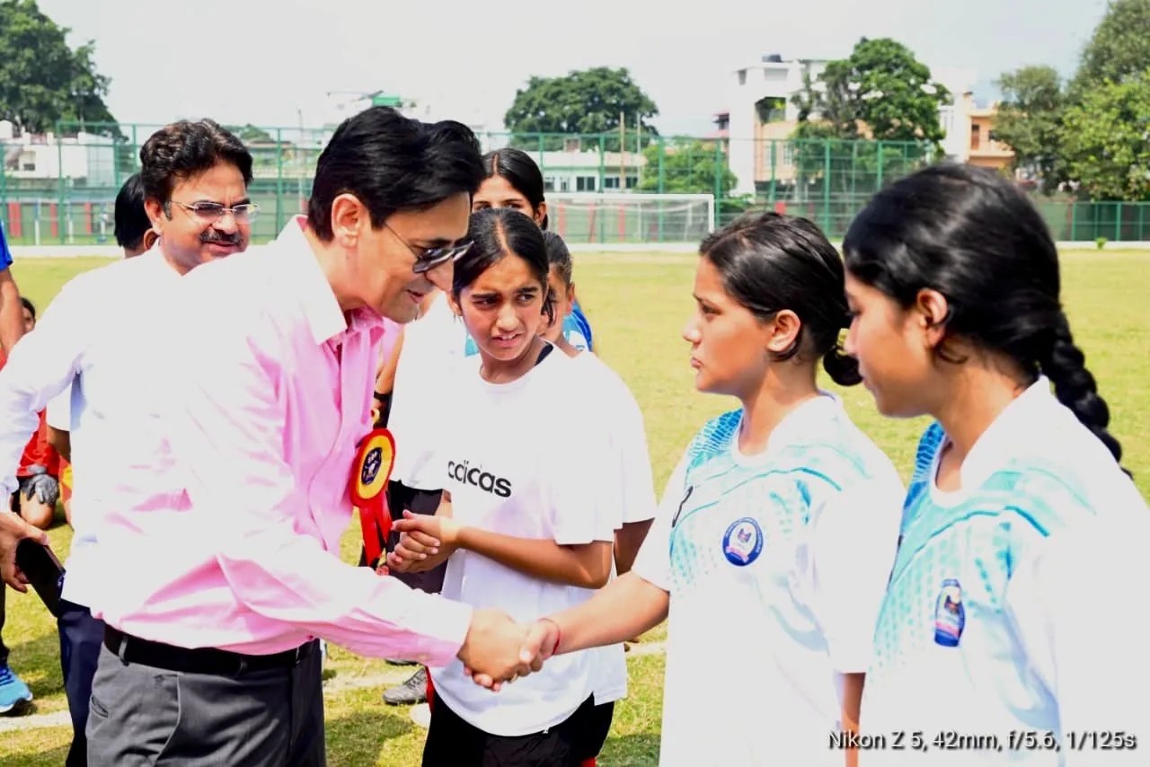 आयुक्त दीपक रावत ने राज्य स्तरीय विद्यालयी शिक्षा फुटबॉल प्रतियोगिता का किया शुभारंभ