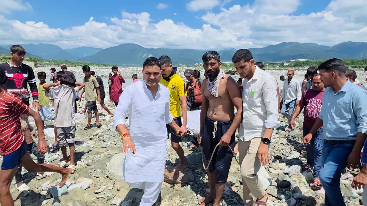 ओखलकांडा की बसोटिया नदी में बही महिला का शव गौला नदी में मिला, विधायक कैड़ा पहुँचे मौके पर