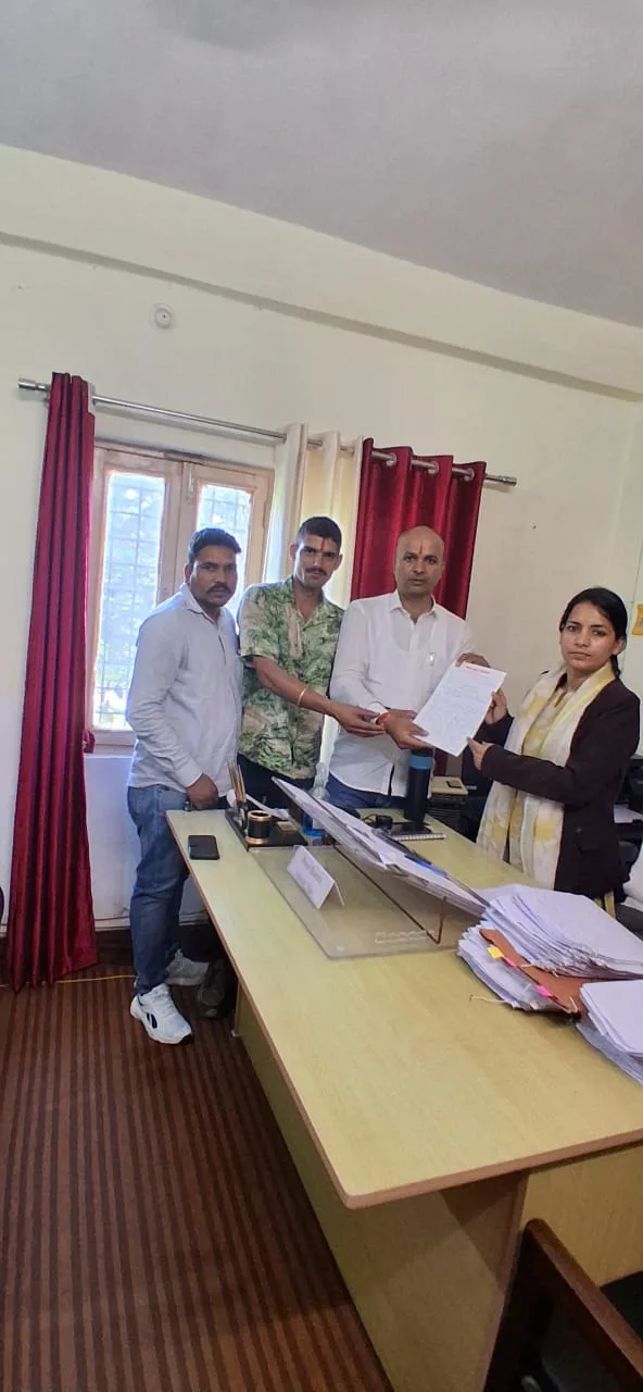 कांग्रेस नेता मनोज शर्मा ने तहसीलदार को सौंपा ज्ञापन, कहा – आपदा प्रभावितों को मिले मुआवजा