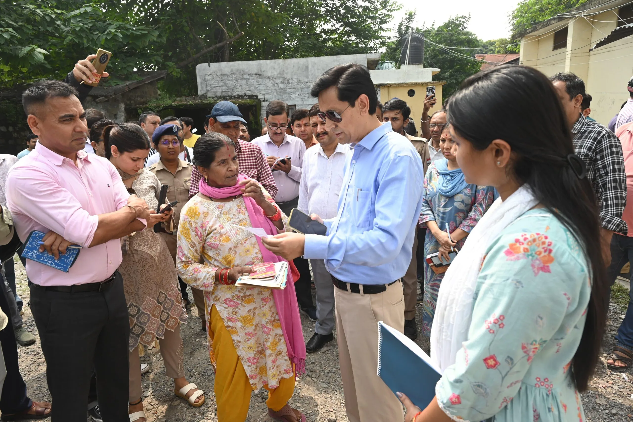 कुमाऊँ आयुक्त दीपक रावत का हल्द्वानी तहसील का औचक निरीक्षण