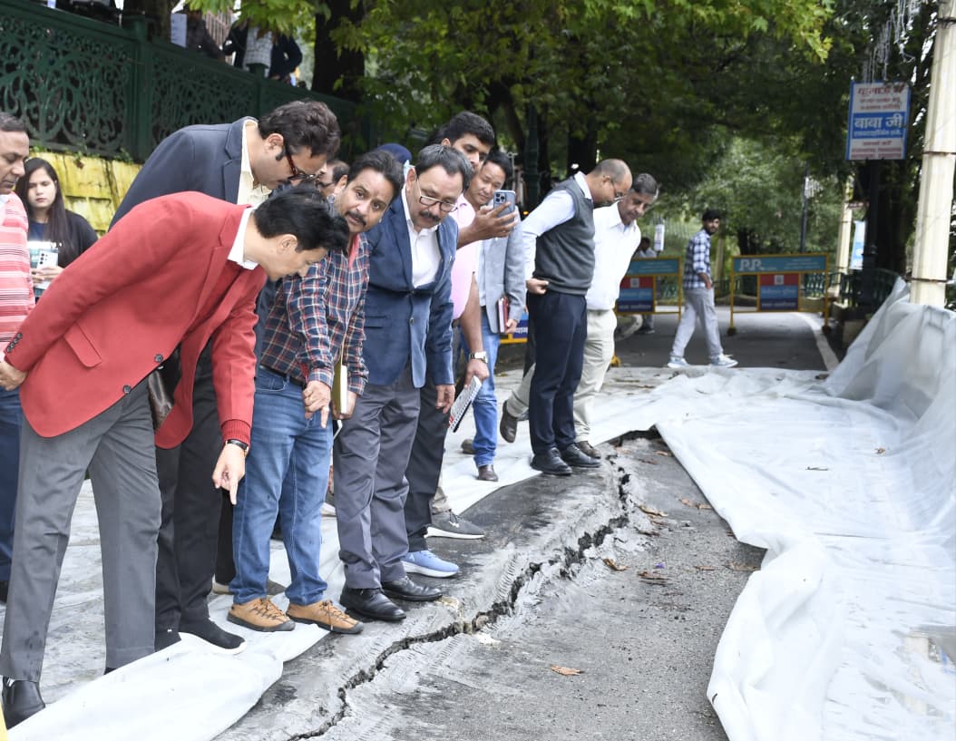 कुमाऊं आयुक्त दीपक रावत ने मालरोड का निरीक्षण किया, स्थायी समाधान के दिए निर्देश