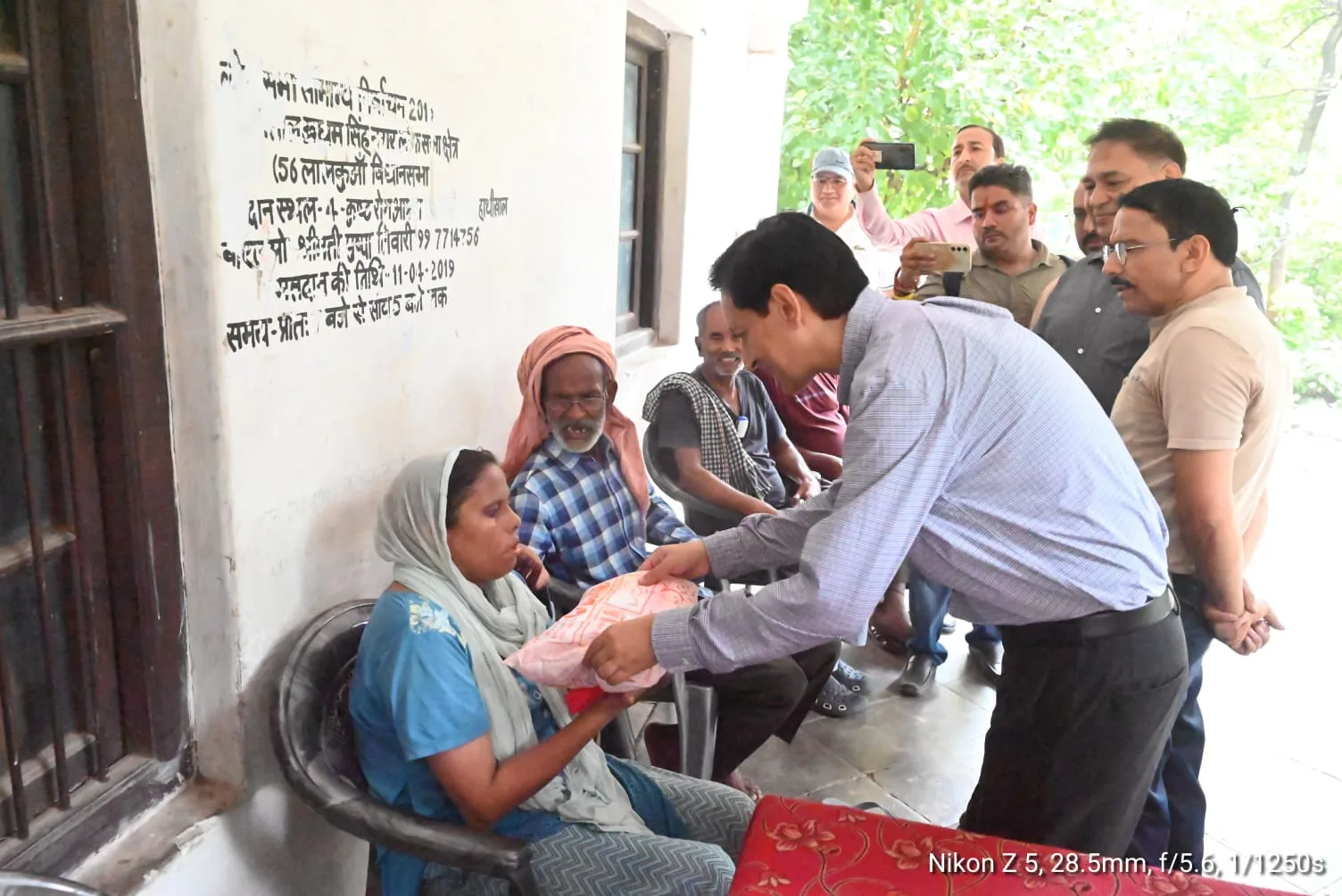 कुष्ठ आश्रम में मनाया जन्मदिन, कुमाऊं आयुक्त दीपक रावत ने बांटी खुशियां