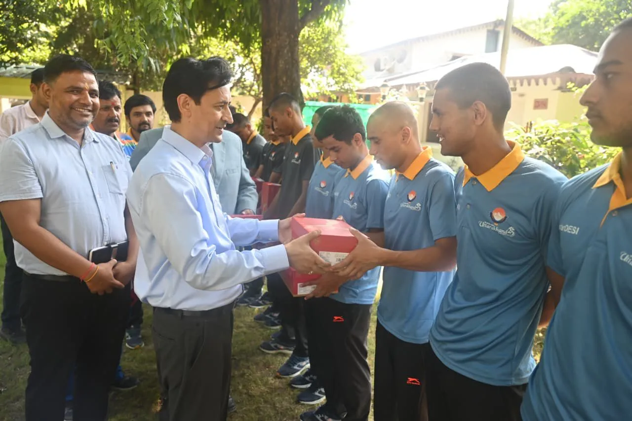 खिलाड़ियों को प्रोत्साहन: मंगला ट्यूब कम्पनी के सहयोग से फुटबॉल शूज़ वितरित, आयुक्त दीपक रावत ने बढ़ाया मनोबल