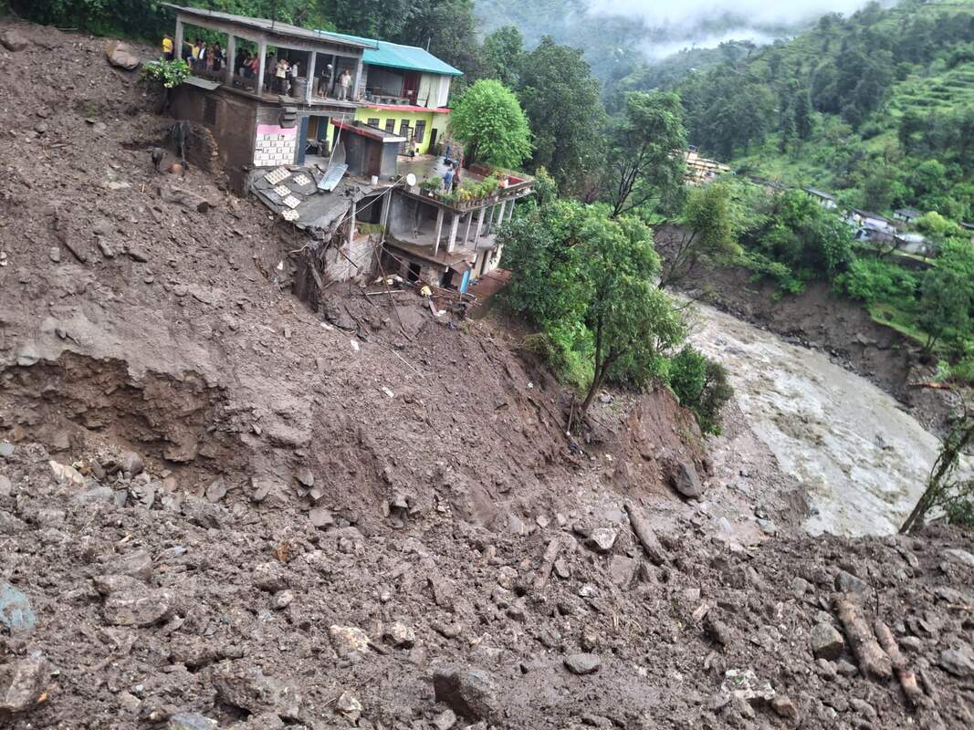 चमोली में बादल फटने से भारी तबाही, 12 लोग लापता, 35-40 भवन और कई गोशालाएं क्षतिग्रस्त