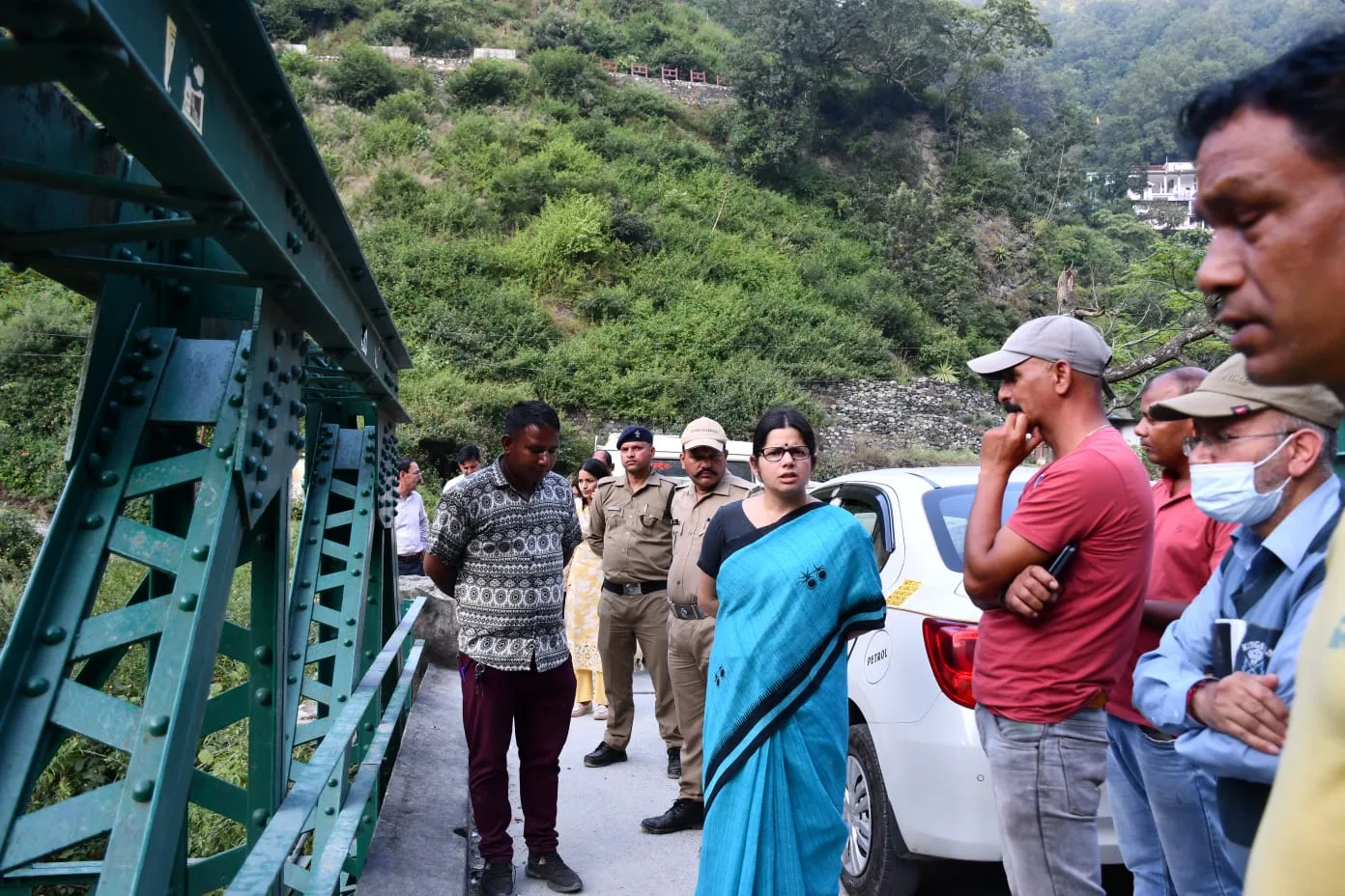 जिलाधिकारी ने किया कैंची धाम क्षेत्र का निरीक्षण, निर्माण कार्यों में लापरवाही पर जताई नाराज़गी