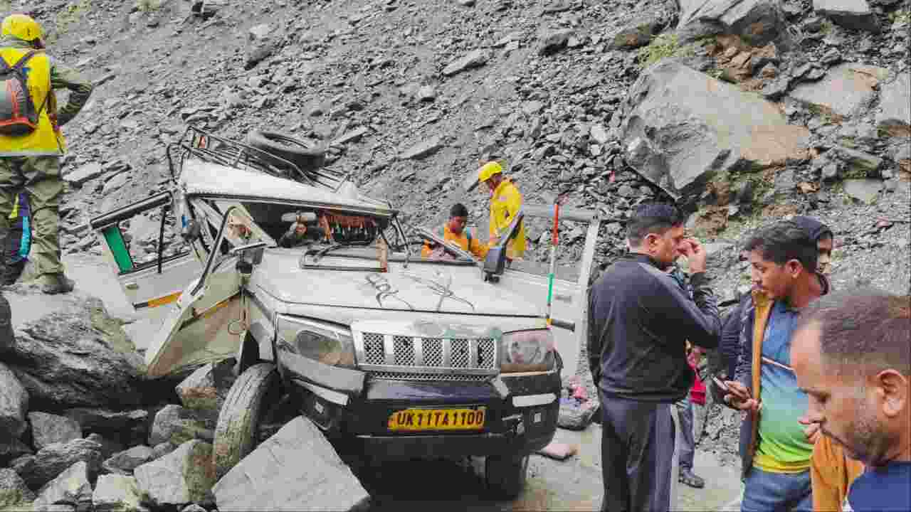 देव डोली के साथ केदारनाथ जा रहे यात्रियों के वाहन पर गिरा बोल्डर