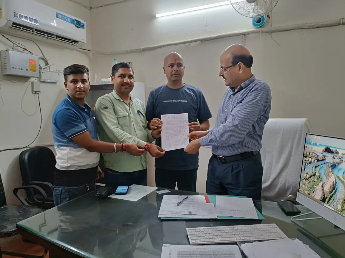 देवनगर–पलड़ा सड़क निर्माण की मांग को लेकर ग्रामीणों ने सौंपा ज्ञापन