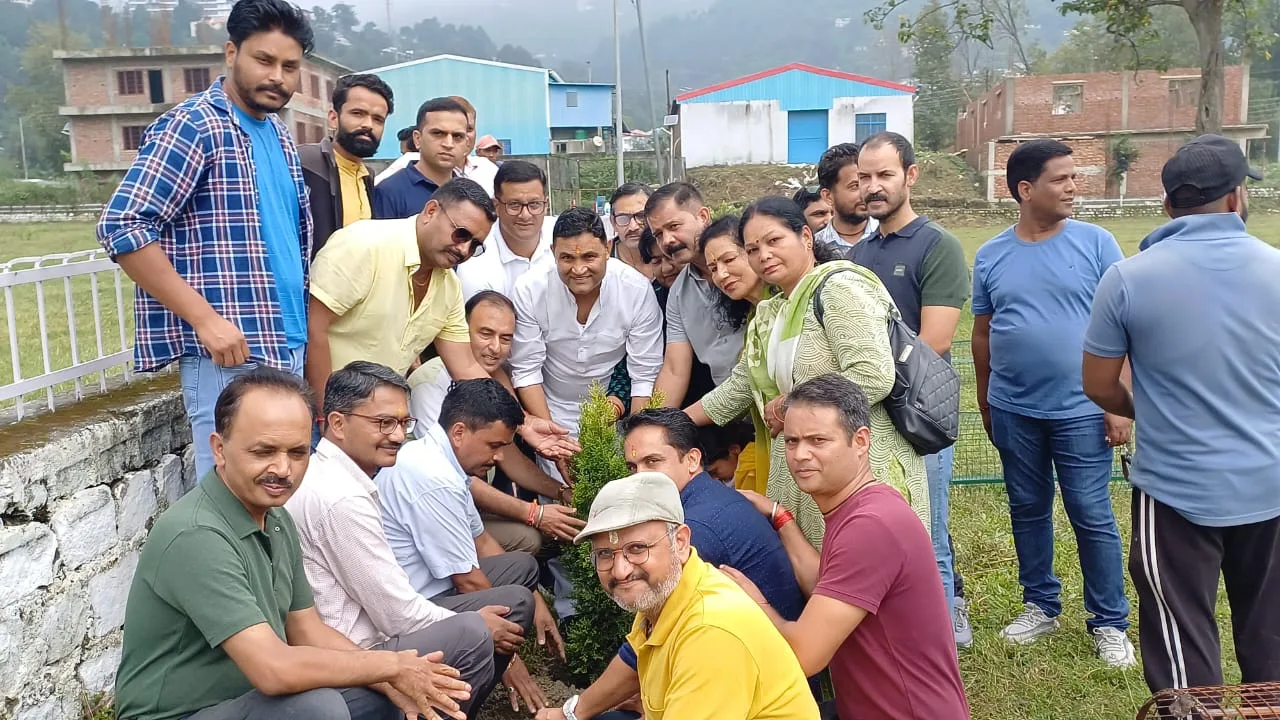 पर्यावरण संरक्षण के लिए व्यापारियों ने लगाए पेड़