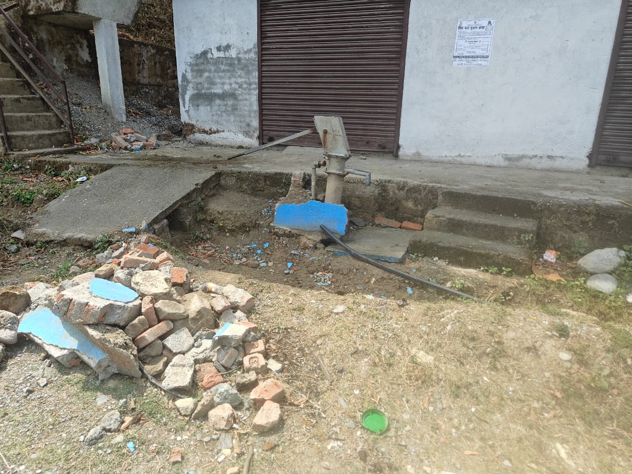 भीमताल ओखलढुंगा का हैंडपंप ठीक, ग्रामीणों ने ली राहत की सांस