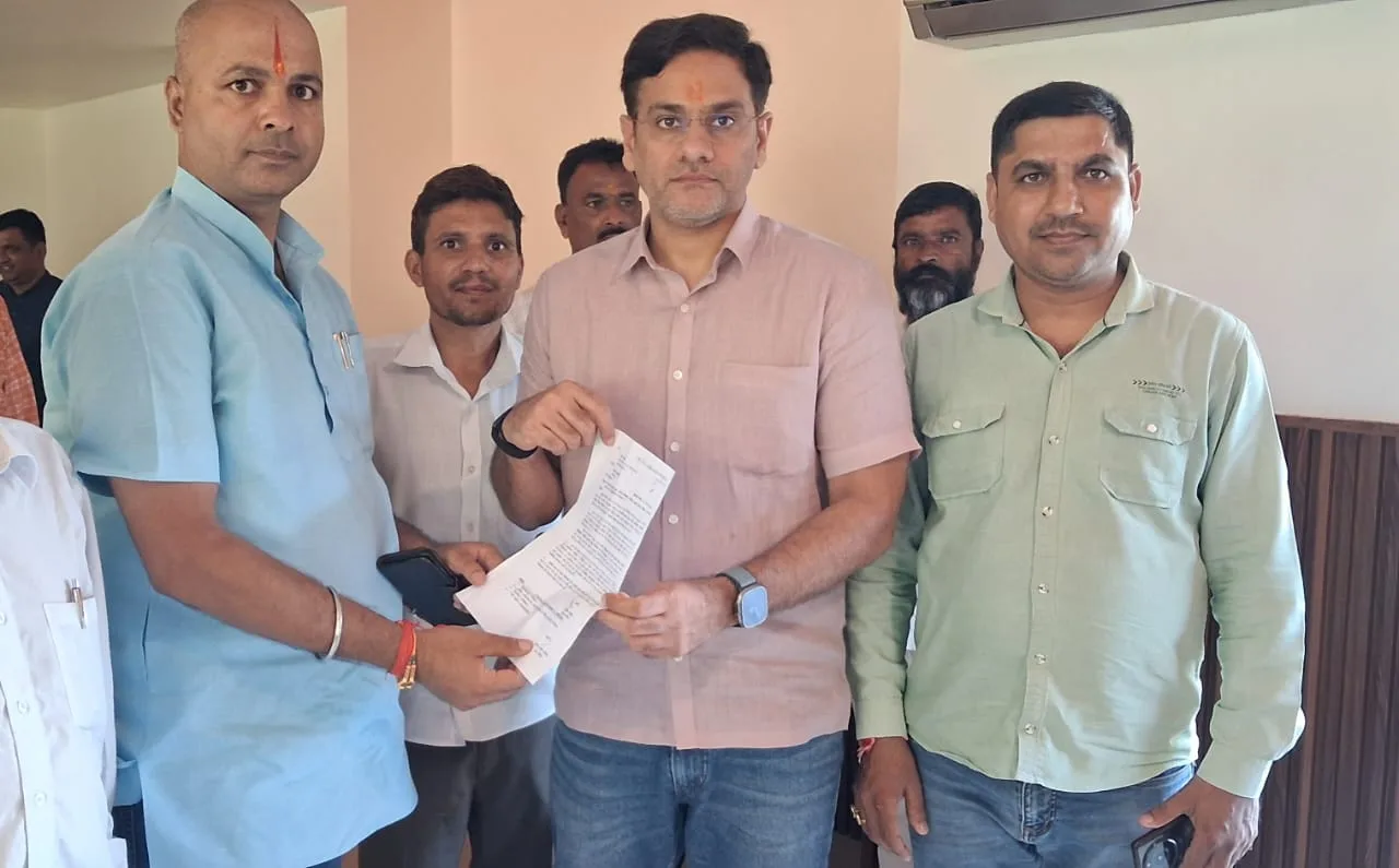 भीमताल में बदहाल सड़कों व स्वास्थ्य सेवाओं को लेकर मनोज शर्मा ने मंत्री से की मुलाकात