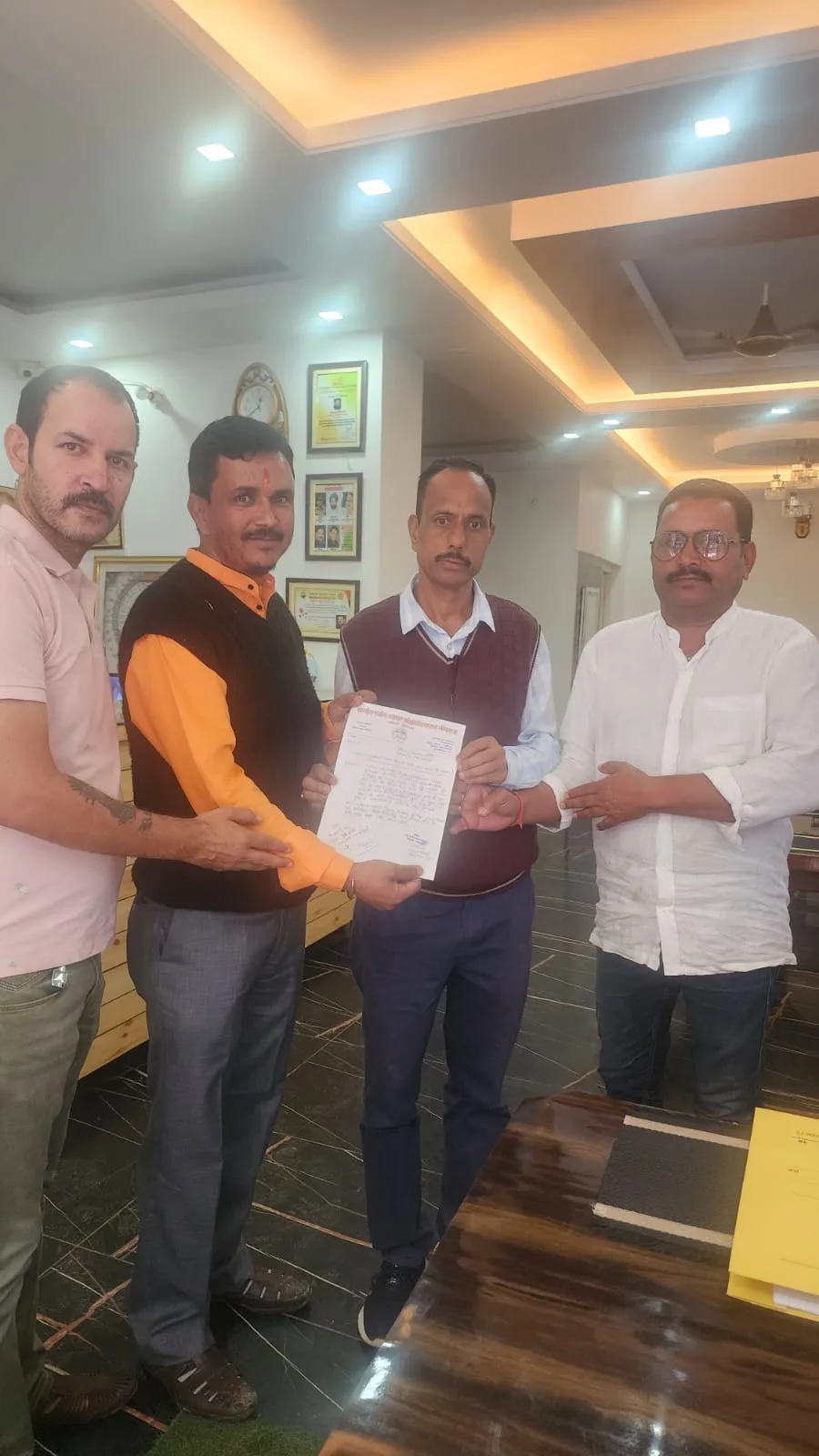 मल्लीताल बाजार में स्पीड ब्रेकर निर्माण की मांग, व्यापारियों ने सौंपा ज्ञापन