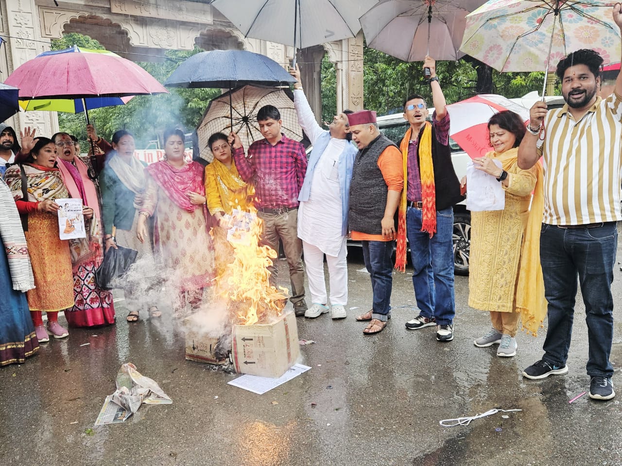 महिला मोर्चा ने फूंका कांग्रेस का पुतला, कहा– माँ का अपमान संस्कृति पर सीधा आघात