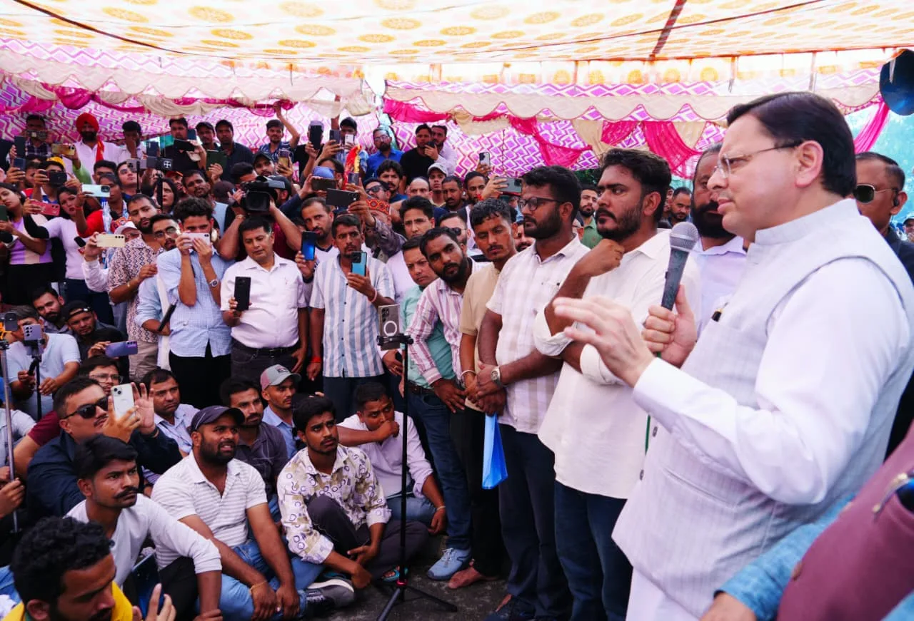 मुख्यमंत्री धामी धरना स्थल पर पहुंचे, पेपर लीक प्रकरण की CBI जांच की संस्तुति